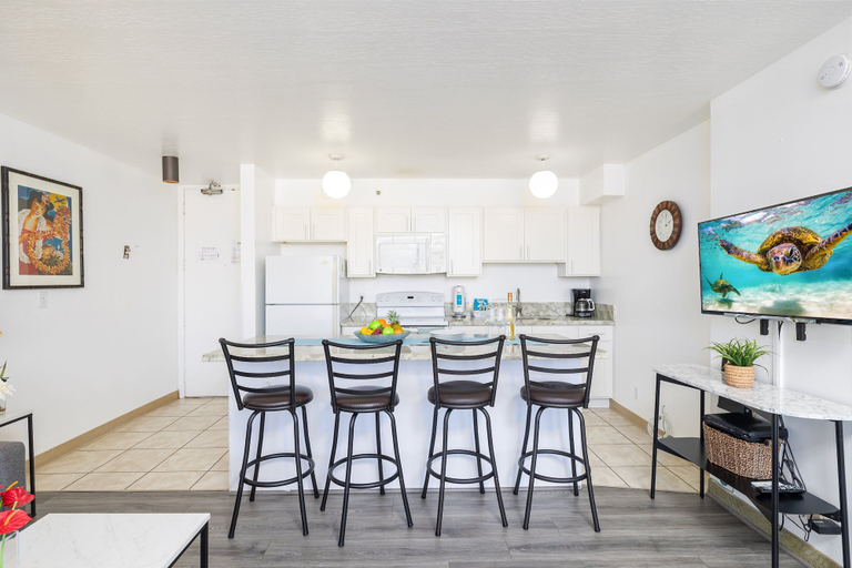 Food & Drinks 5, High Floor Mountain View Condo with 2 Beds and Parking, Honolulu