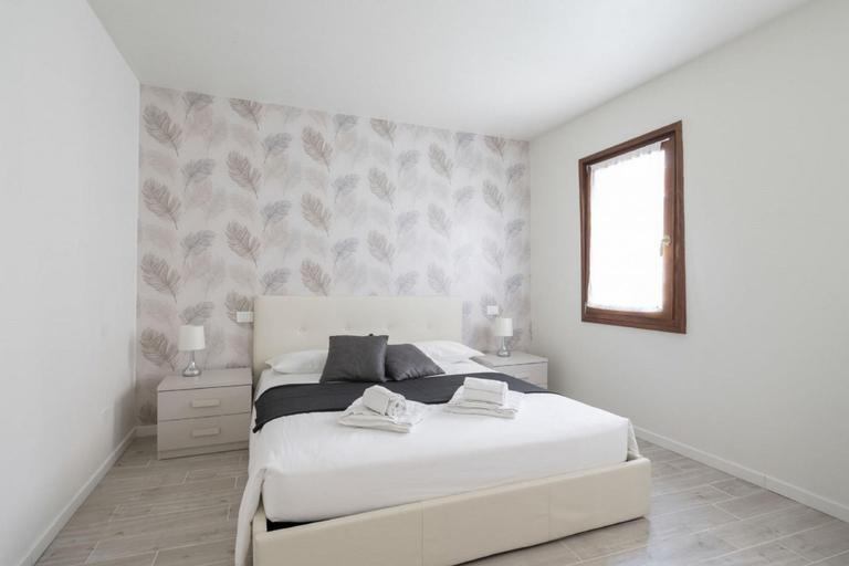 Room 5, San Marco Style Canal View Apt 1 by Wonderful Italy, Venezia