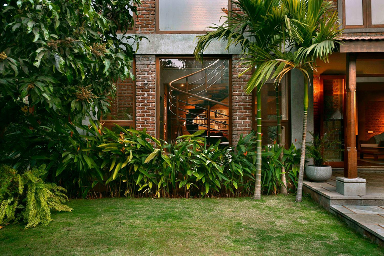 Exterior & Views