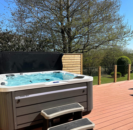Sport & Beauty 4, Puffin Retallack Resort Hot tub lodge, Cornwall