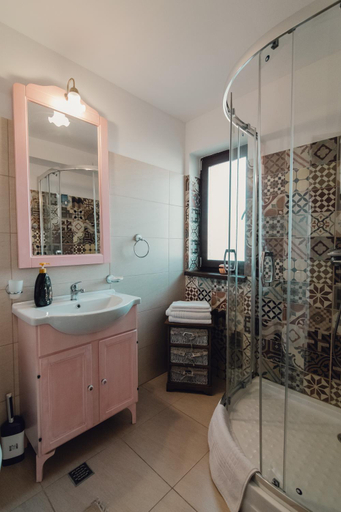 Bathroom 2, Complex Transalpina, Crasna