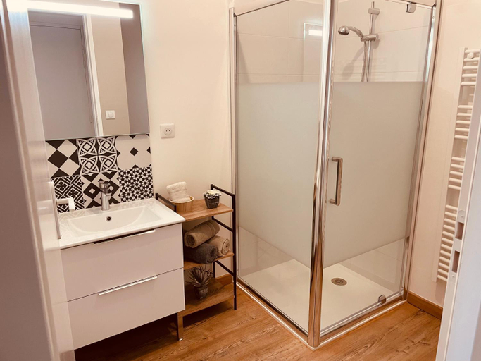 Bathroom 3, Maison De La Tour, Gironde