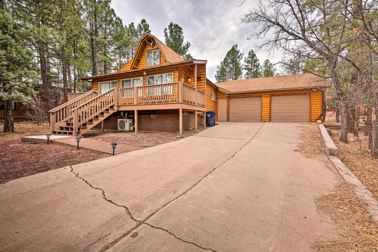 Pet-Friendly Show Low Cabin with Fire Pit!, Navajo