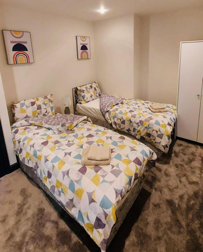 Others 5, Old Green Lantern, Private En-suite Double Bedroom, Thurrock