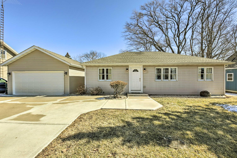 Others 3, Twin Lakes Escape w/ Deck < 1 Mi to Beach!, Kenosha