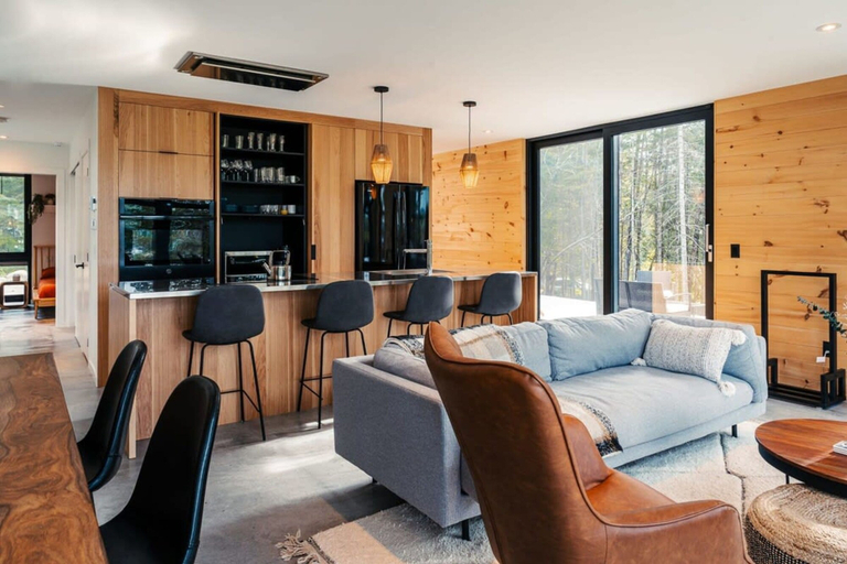 Others 4, Bright Chalet With hot tub and Indoor Sauna, Les Laurentides