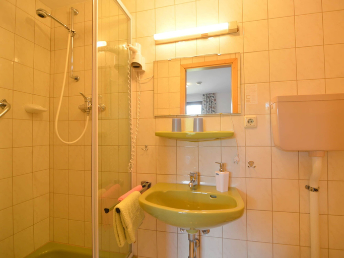 Bathroom 5, Gruppenhaus Monschau mit Sauna und Terrasse, Städteregion Aachen