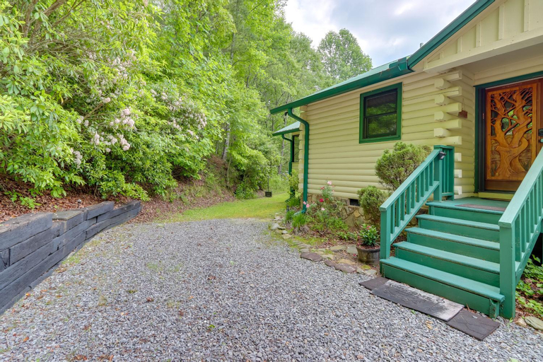Ellijay Cabin with Porch and Private Hot Tub!, Gilmer