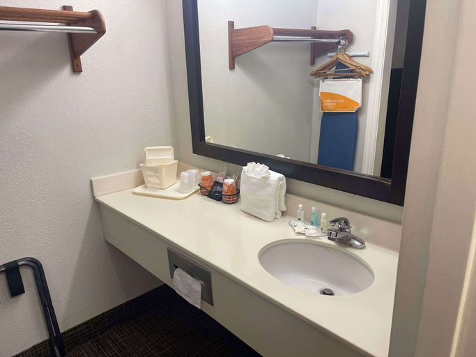 Bathroom 4, Quality Inn Dalton Central, Whitfield