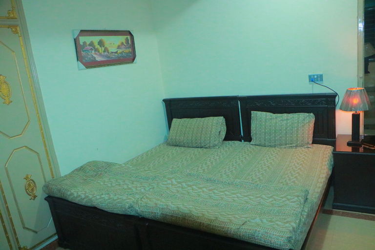Bedroom 5, Isfania Continental Hotel, Hazara