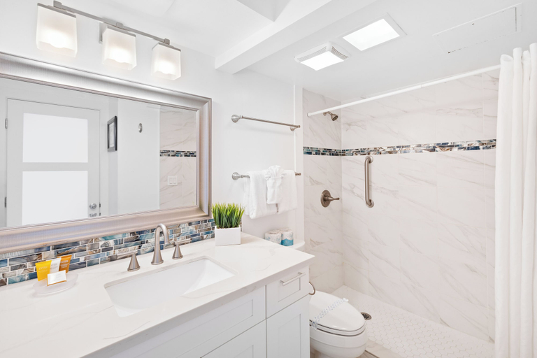 Bathroom 4, High Floor Ocean View Condo (King Bed and Parking), Honolulu