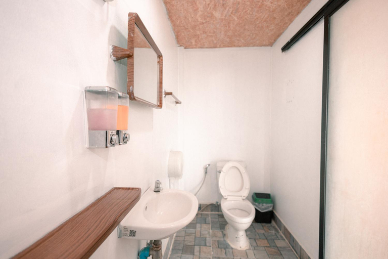 Bathroom 2, Monchapaplearn Monjam, Mae Rim