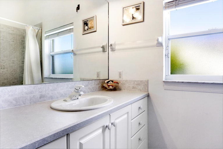 Bathroom 2, Villa Dolphin, Lee
