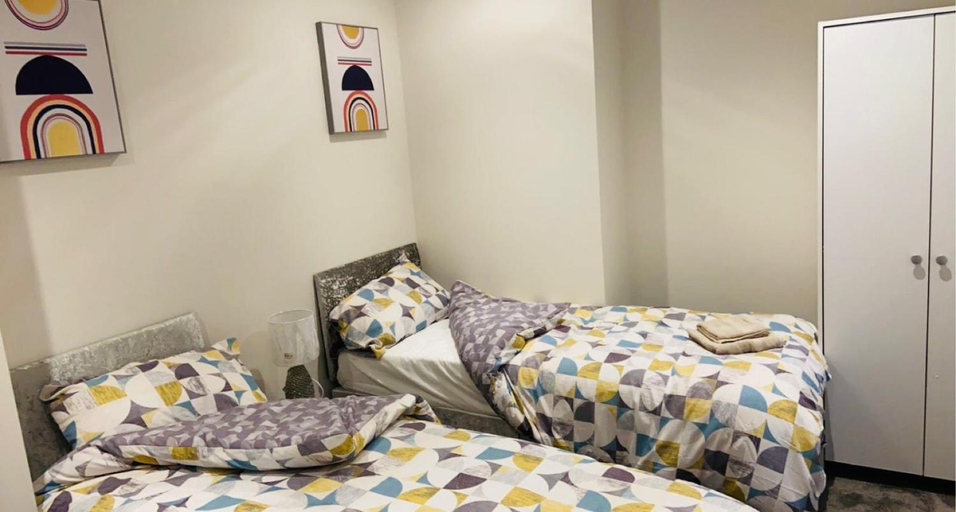Others 3, Old Green Lantern, Private En-suite Double Bedroom, Thurrock