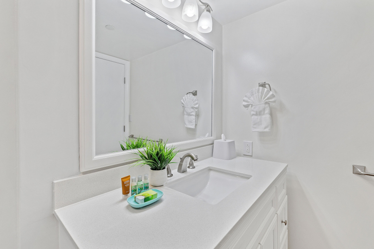 Bathroom 4, High Floor Mountain View with King or Queen Bed and Parking, Honolulu