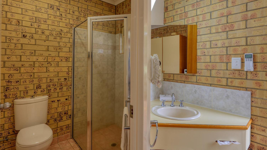 Bathroom 3, Mulga Country Motor Inn, Murweh