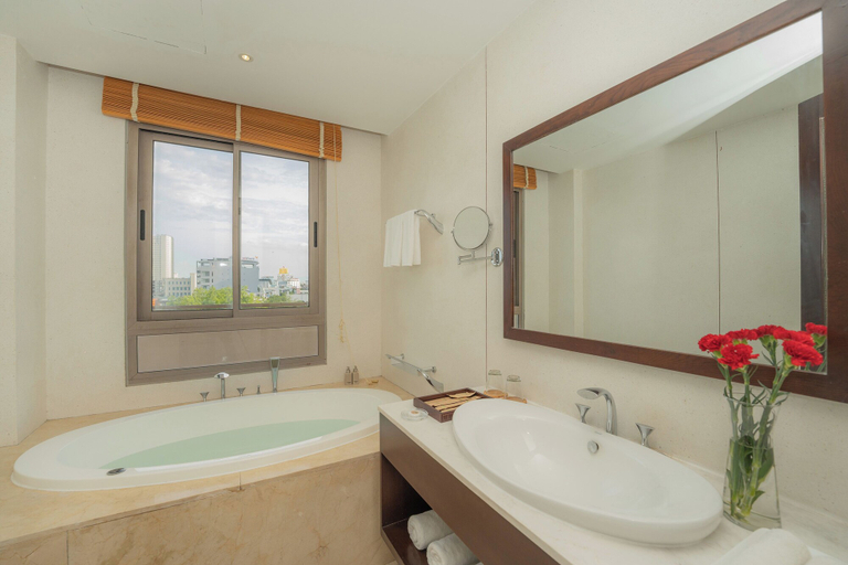 Bathroom 4, Dana Pearl Hotel, Da Nang
