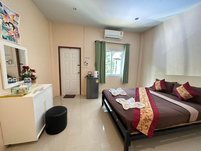Bedroom 2, Painting Family Hostel, Phanom