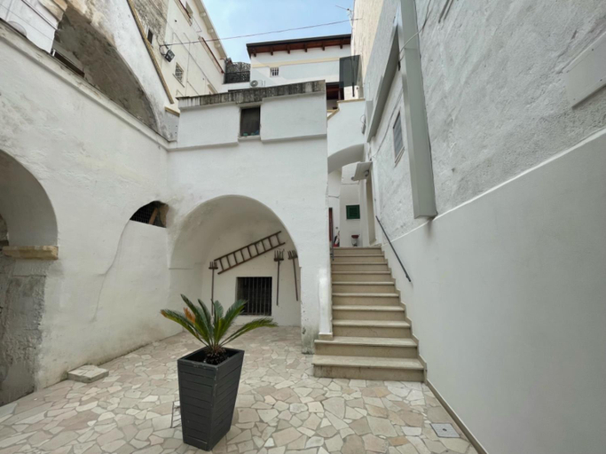 Others 5, B&B Le Volte 27, Bari