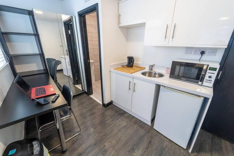 Private kitchen, Large Studio Available on First Floor!, Birmingham