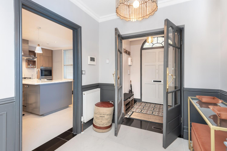 Others 2, The London House - Entire Villa, London