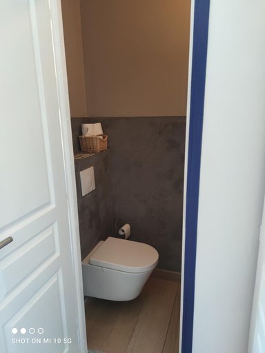 Bathroom 4, L'annexe du font Blanque, Tarn-et-Garonne