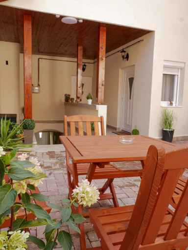 Others 2, Varfal apartman I, Eger