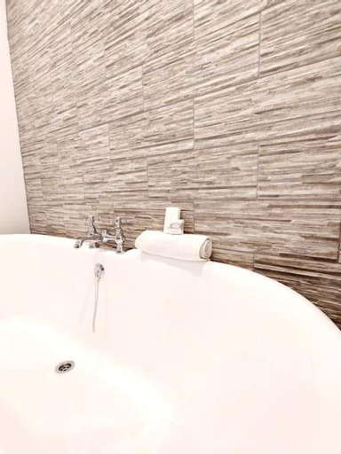Bedroom 3, Large family Apartment, walking distance to beach with Private Garden & Parking, Bournemouth