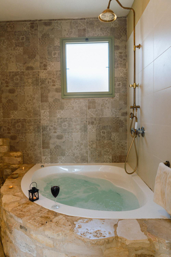 Bathroom, אבן על הנחל