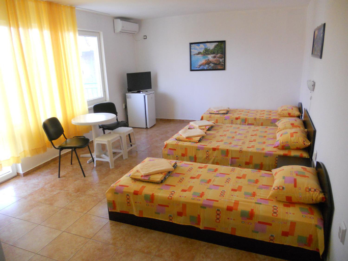 Others 2, "Ahtopol"-rooms for rent-free parking 100 meters away, Tsarevo