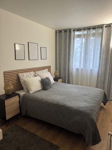 Bedroom 4, Une chambre dans un appartement, chez l’habitant, Essonne