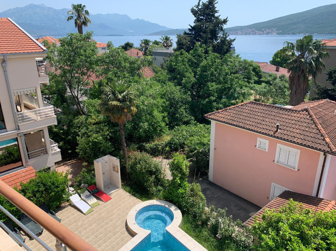 5, RIVIERA APARTS