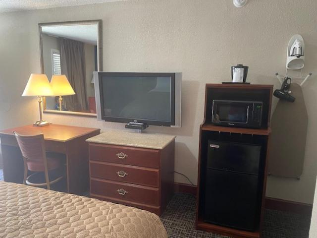 Bedroom, Andy Griffith Parkway Inn, Surry