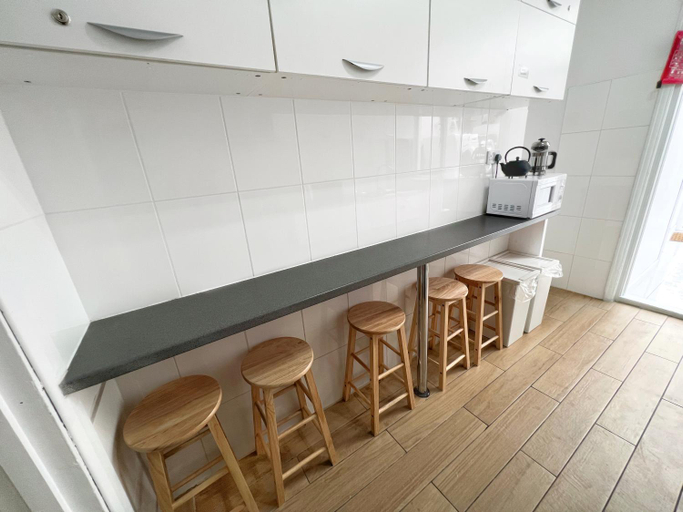 Others 5, Luxurious House near Excel- Air Conditioning, 9 Beds, 2 Baths, Garden, fast WiFi, London