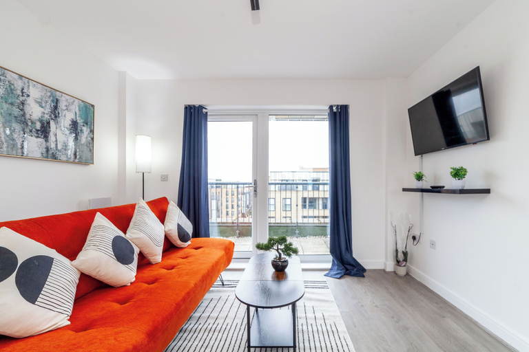 Living area 2, Top-rated Penthouse - King Size Bed & Free Parking, London