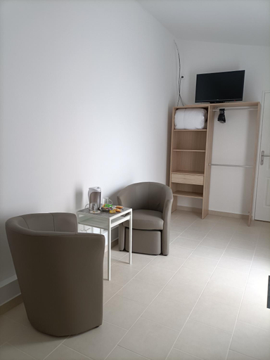 Others 3, La Grimodiere Chambre en rez de chaussee, Calvados