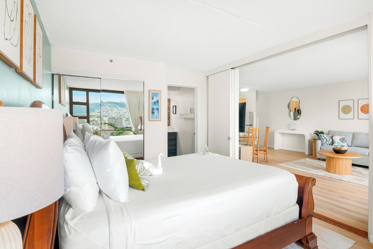 Bedroom 3, High Floor Mountain View with King or Queen Bed and Parking, Honolulu