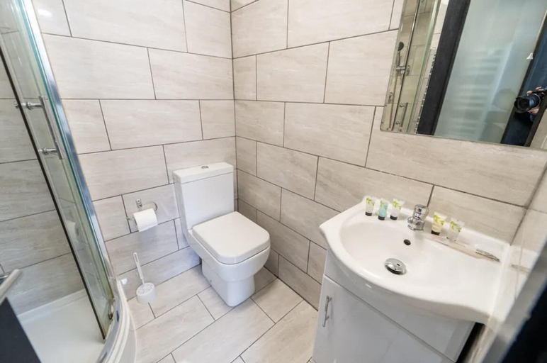 Bathroom, Stunning Studio by Queen Elizabeth Hospital, Birmingham