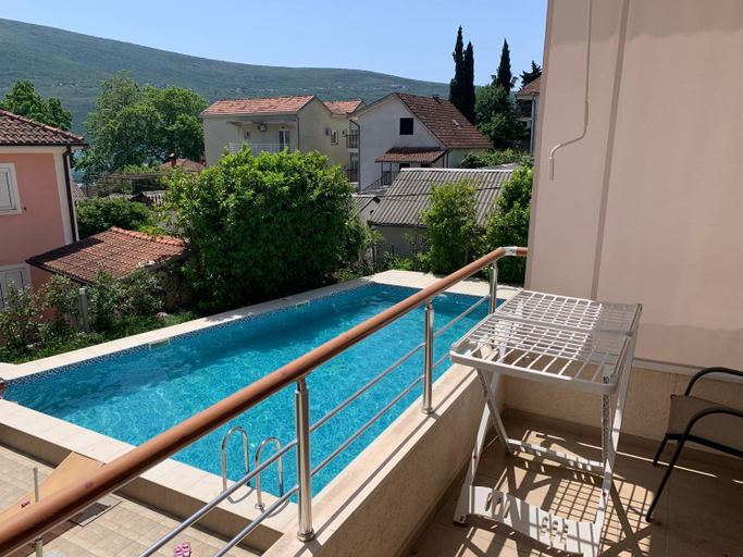 2, RIVIERA APARTS