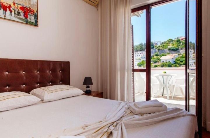 Others 2, Castello Apartments