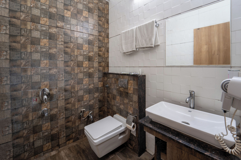 Bathroom 4, Treebo Musk, Indore