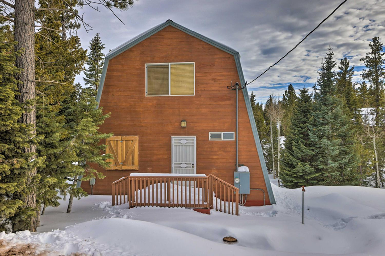 Duck Creek Village Cabin Ski, Hike and Fish!, Kane
