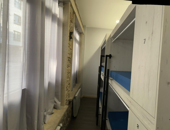 Others 5, Albergue a Carballeira, Lugo