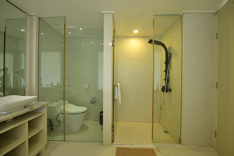 Bathroom 12