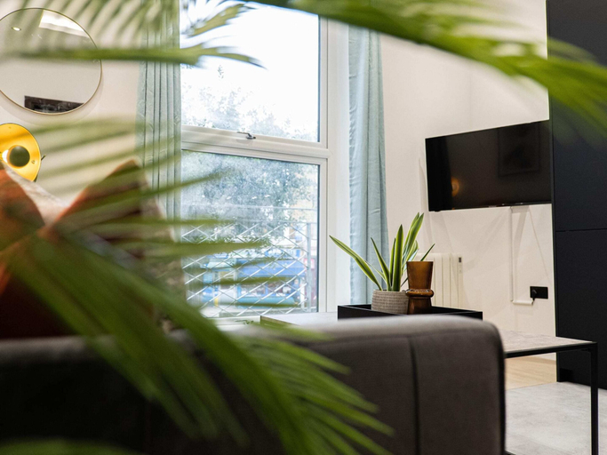 Living area, Discover Angel Central Two Bedroom by Belvilla, London