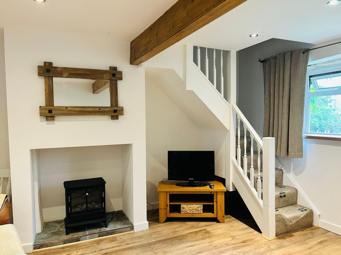 Living area 4, Cozy Cottage in Mytholmroyd nr Hebden Bridge, Calderdale