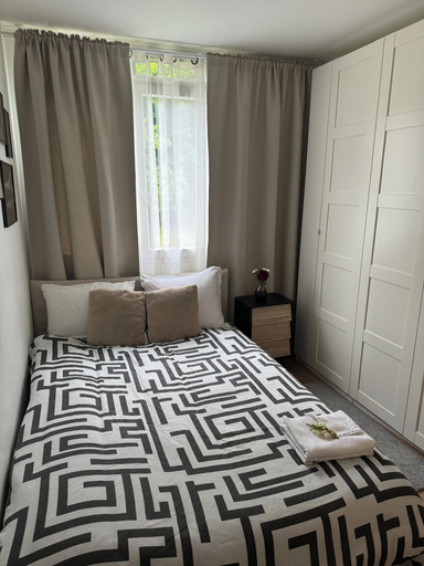 Bedroom 3, Une chambre dans un appartement, chez l’habitant, Essonne