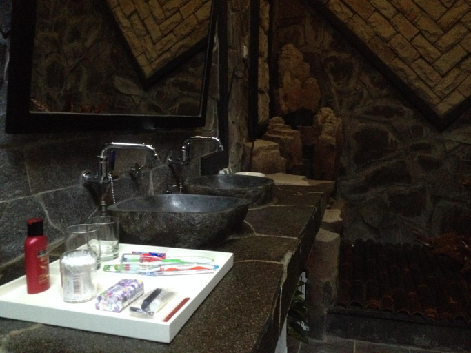 Bathroom 2, Valhalla Bed and Breakfast Salatiga, Salatiga