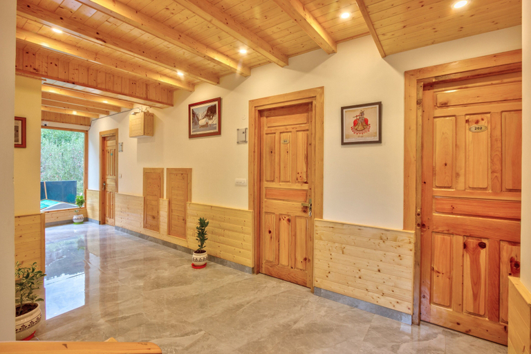 Others 5, Manali Manor, Kullu