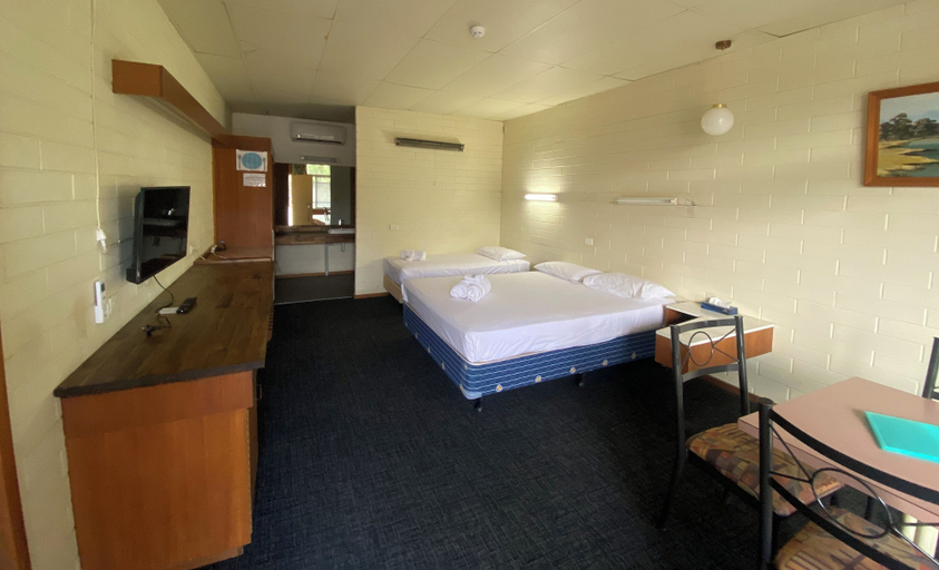 Bedroom 2, Hawker Hotel Motel, Flinders Ranges
